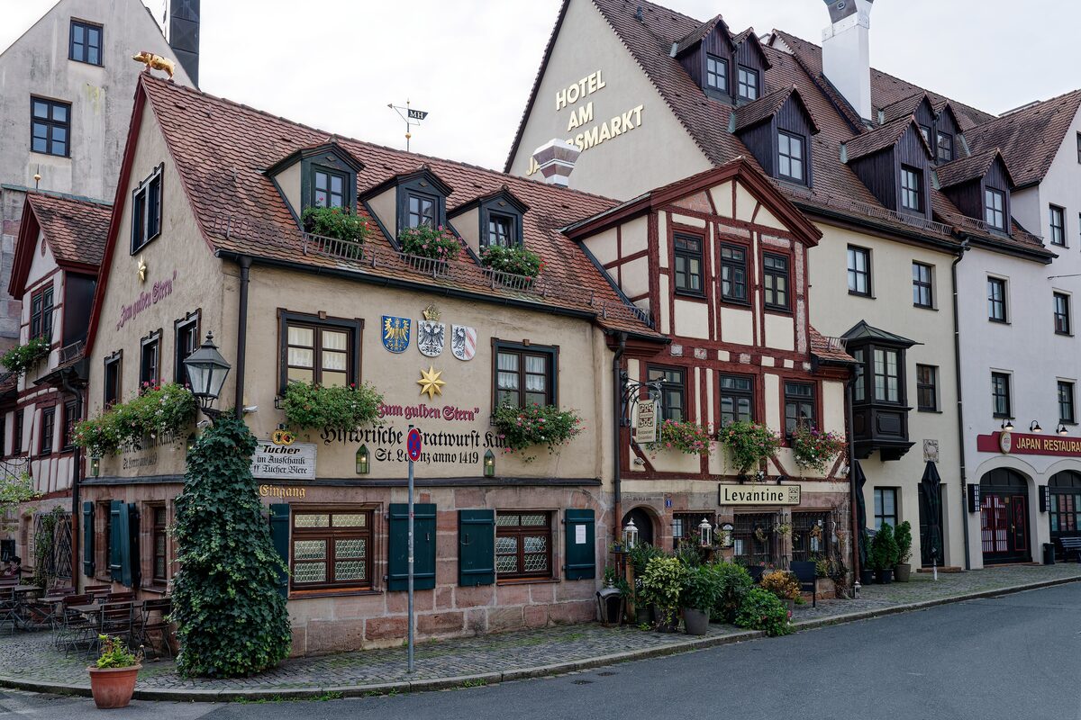 The half-timbered Zum Gulden Stern bratwurst kitchen with its red beams and window boxes