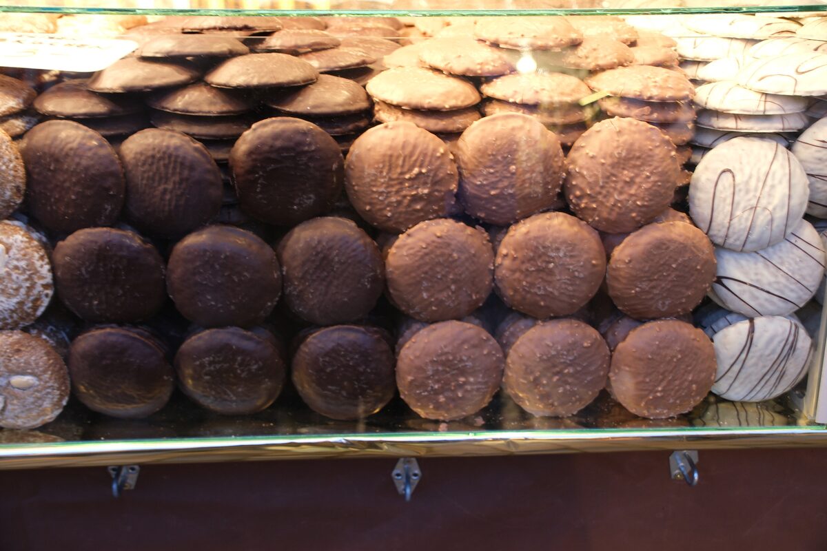 Stacks of chocolate-glazed and white-glazed Nuremberg Lebkuchen in a display case