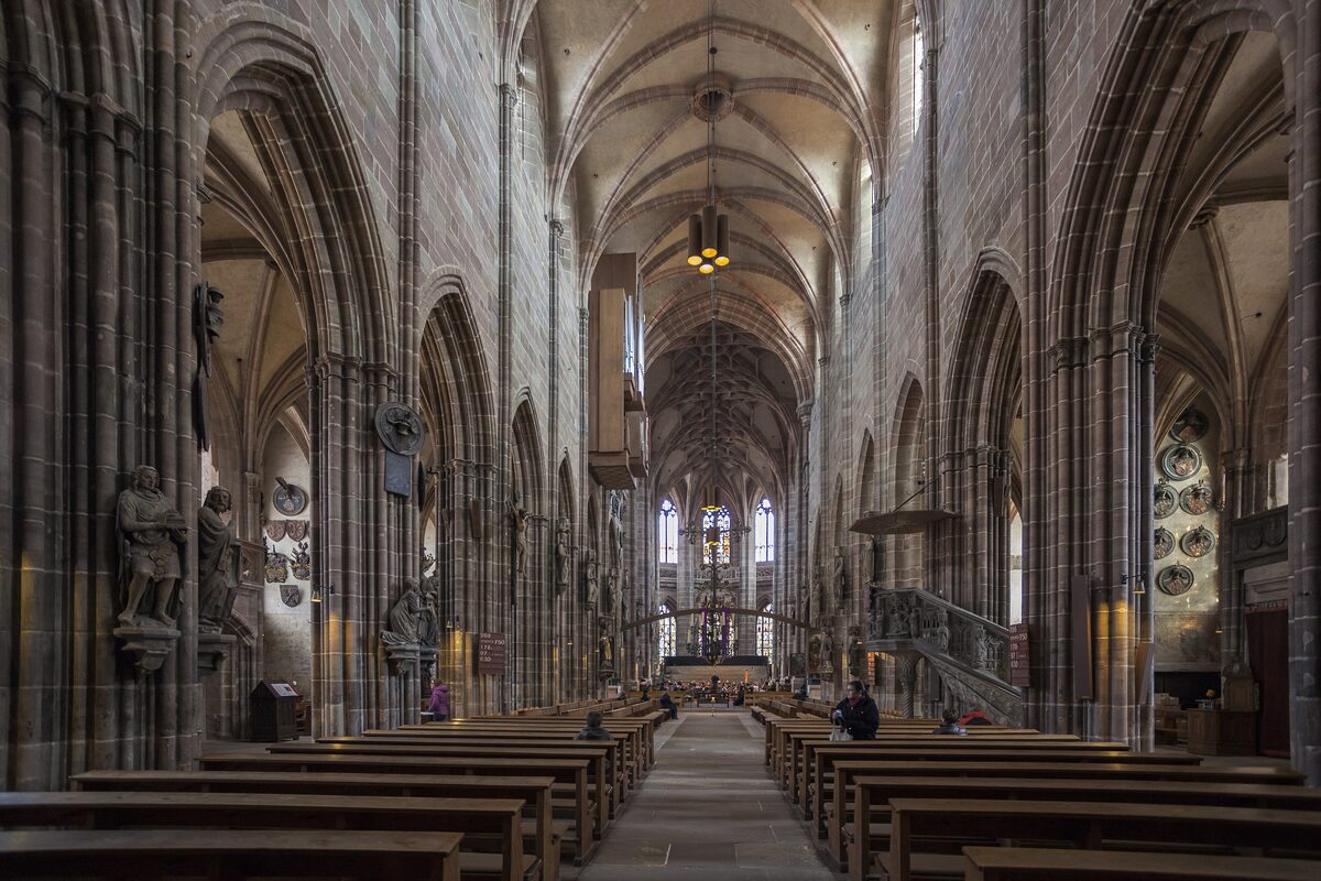 The long Gothic nave of the Lorenzkirche with its ribbed vaults and the choir in the distance