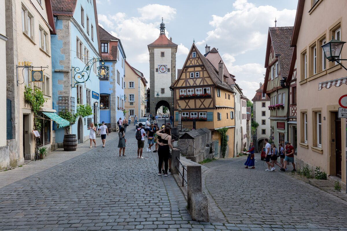 The Plönlein in Rothenburg ob der Tauber, a half-timbered house between two gate towers on a cobbled street