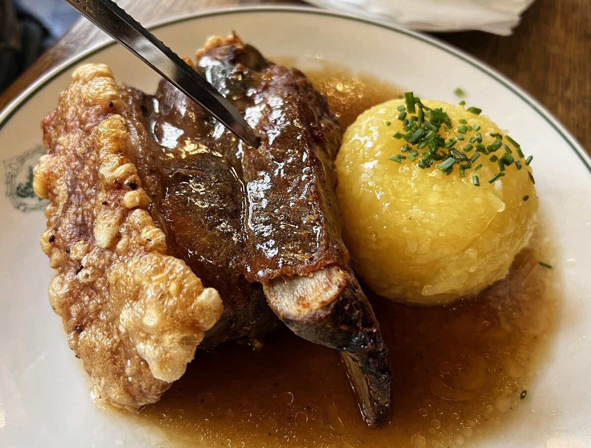 A Franconian Schäufele with a crackling crust, a dumpling and brown gravy