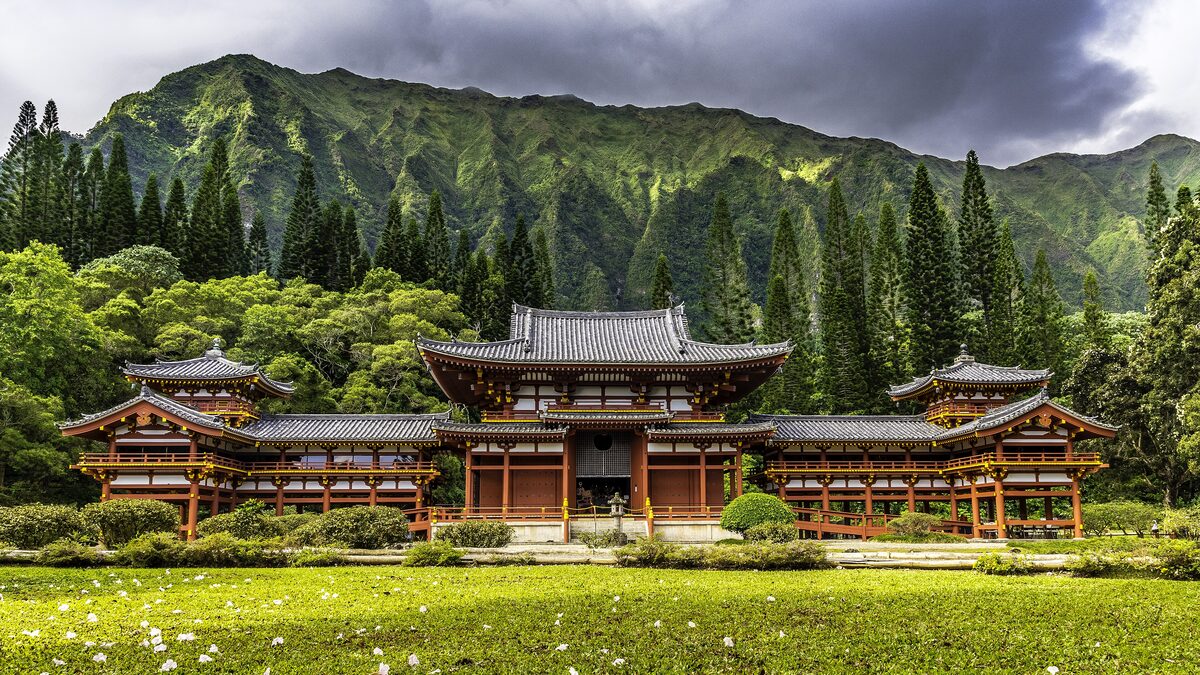 The red Byōdō-In temple at the foot of the Koʻolau mountains