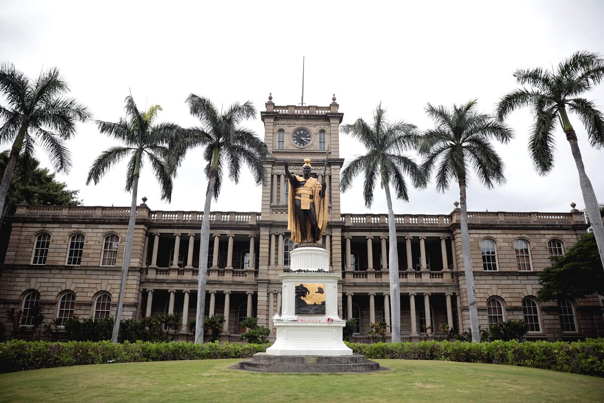 The gilded King Kamehameha statue in front of Aliʻiōlani Hale