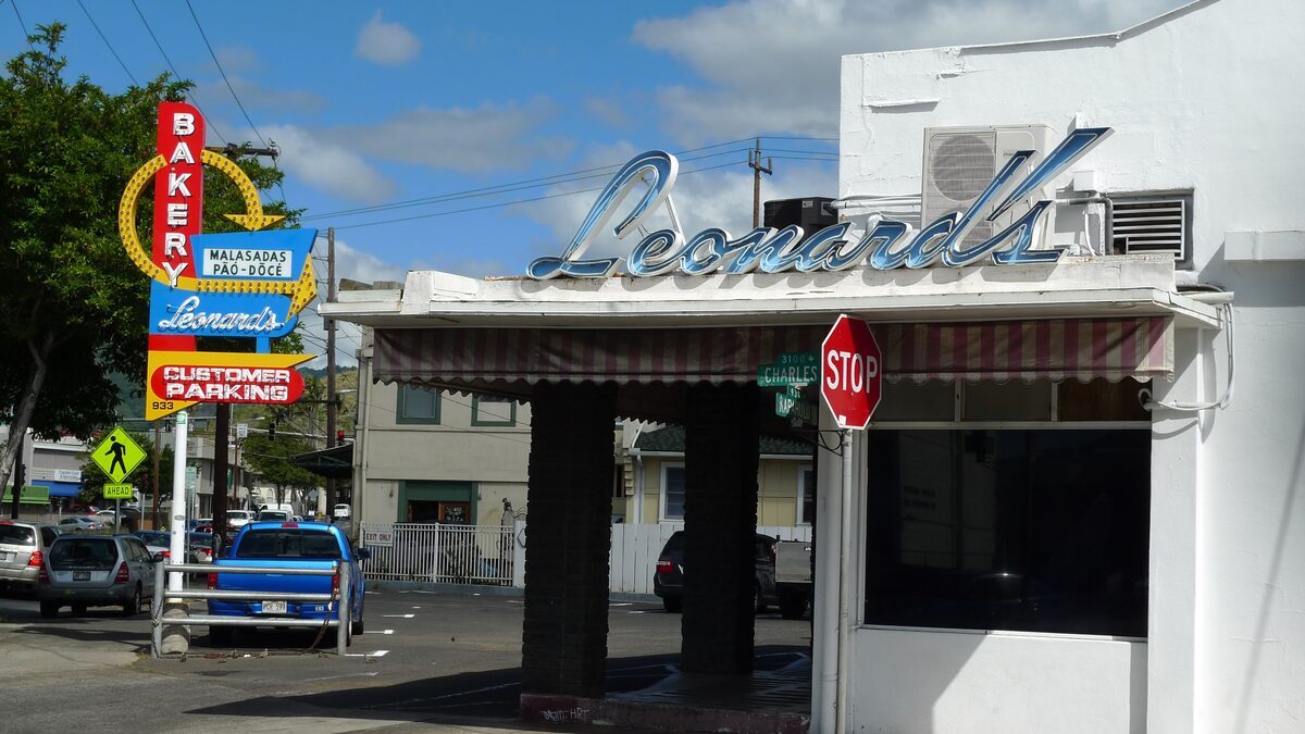 The Leonard's Bakery storefront with its classic neon sign on Kapahulu Avenue