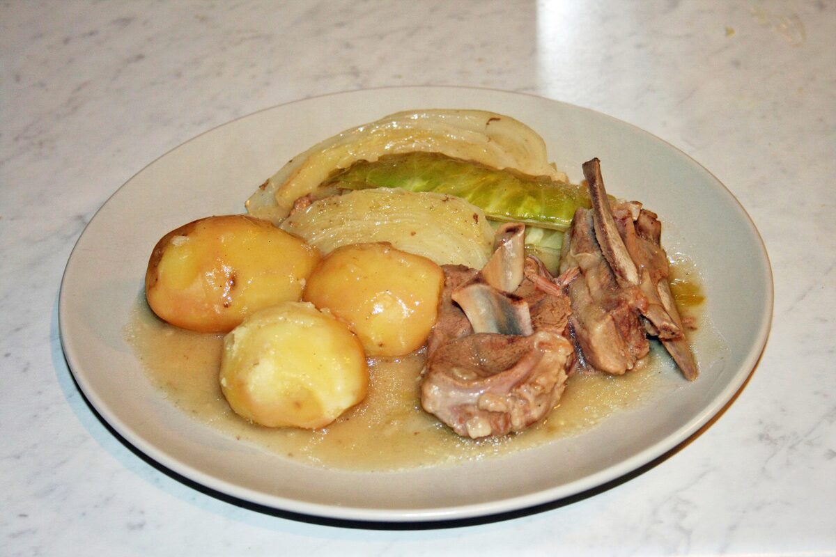 A plate of fårikål: boiled potatoes, mutton on the bone and soft cabbage in broth