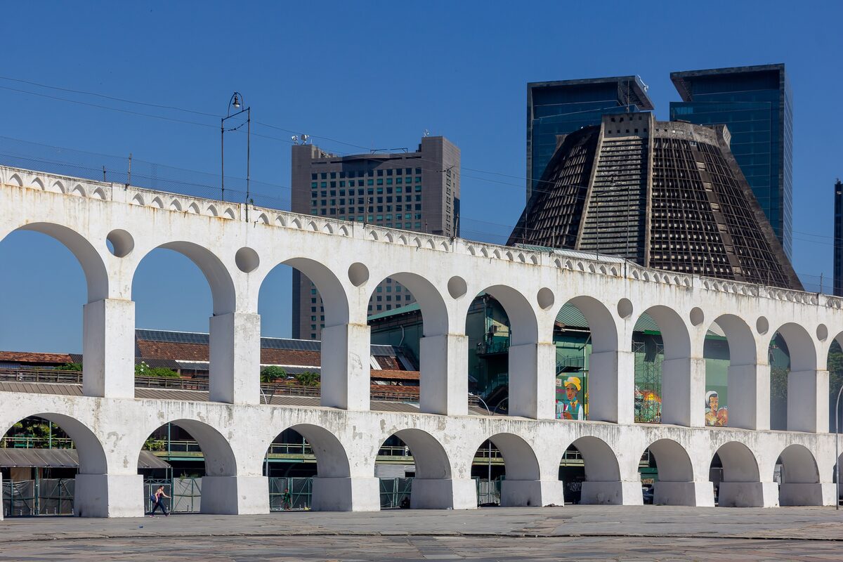 The white arches of the Carioca Aqueduct in Lapa under a clear blue sky