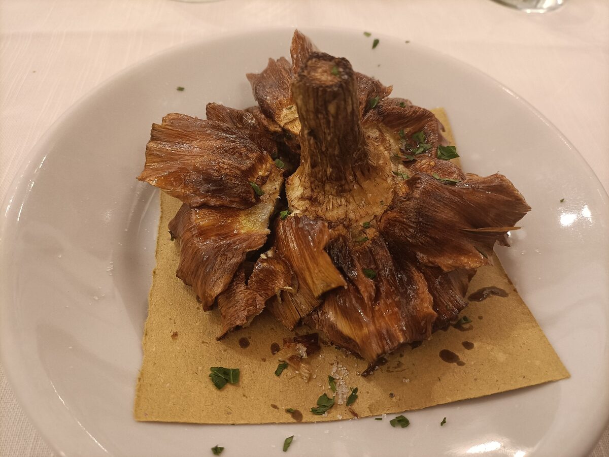 A fried carciofo alla giudia