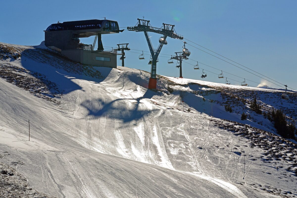 A chairlift station and a snowy piste on the Schmittenhöhe above Zell am See