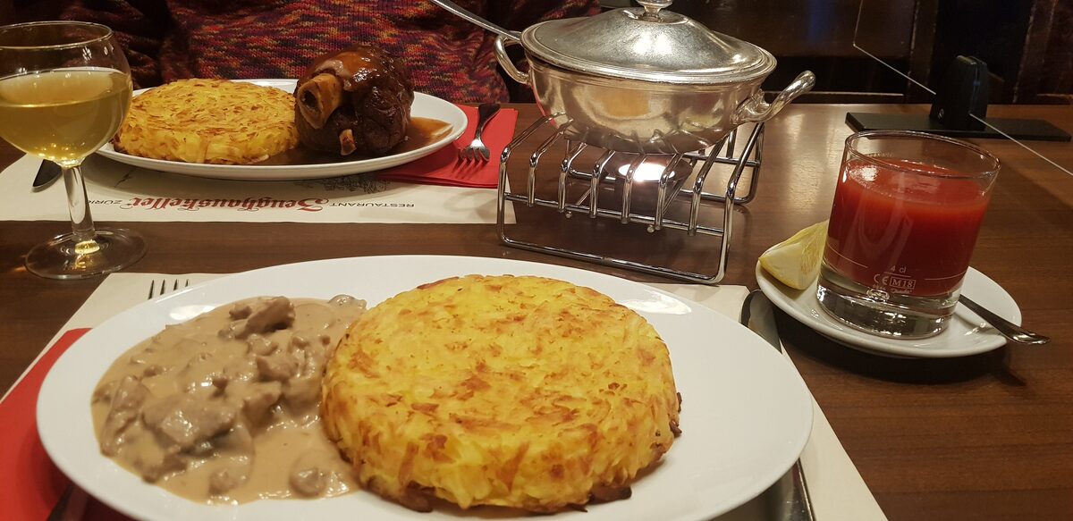 Zürcher Geschnetzeltes, sliced veal in cream sauce, served with a golden rösti