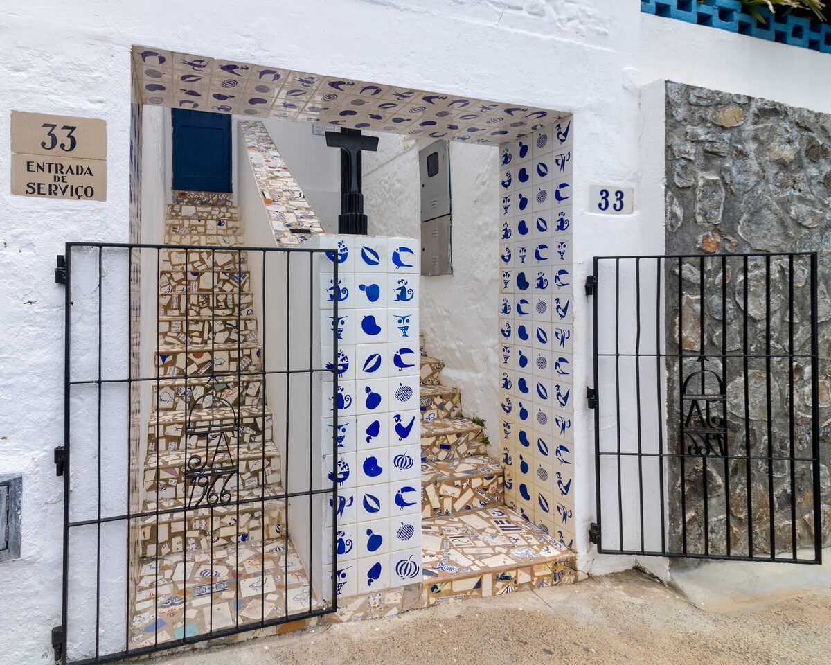 Entrance gate and blue-and-white tiled wall of house number 33 in Rio Vermelho