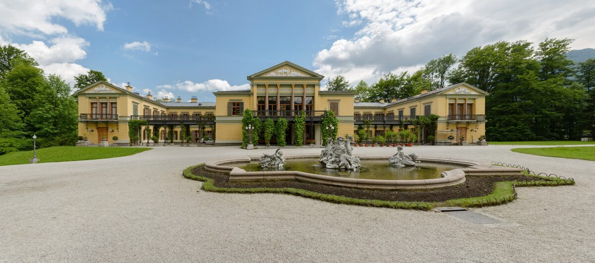 The yellow Kaiservilla in Bad Ischl behind its lawn and fountain