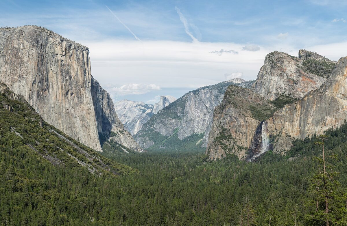 Yosemite Valley from Tunnel View, with El Capitan on the left and Bridalveil Fall on the right