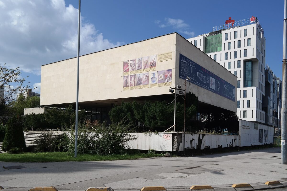 The Historical Museum, a flat modernist block raised on pillars with a pale stone facade, on the Zmaja od Bosne avenue