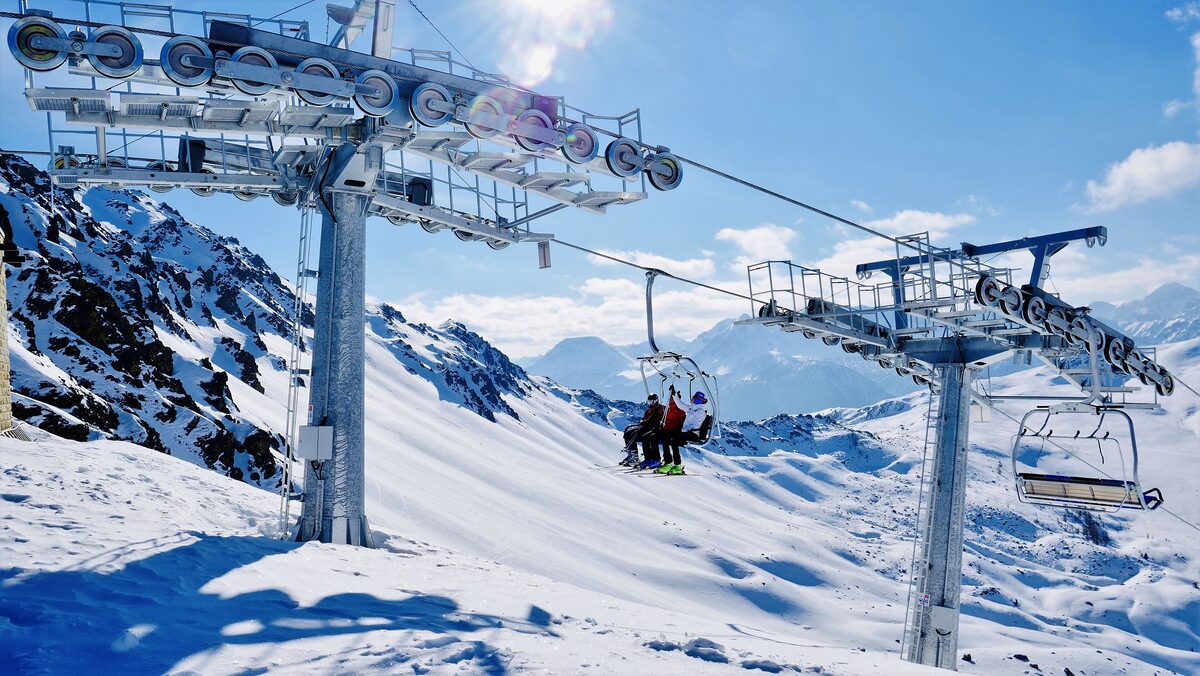 A chairlift over snowy pistes at Montgenèvre on a winter day