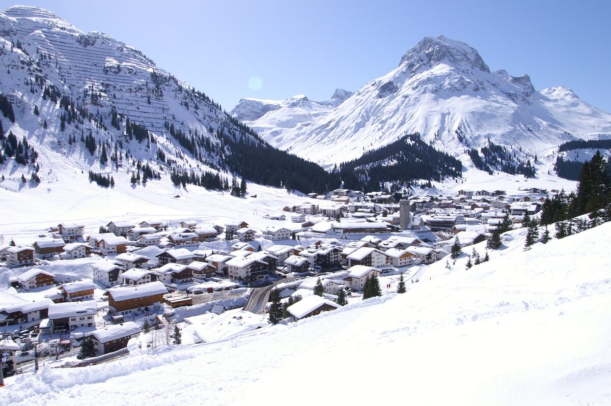 Lech am Arlberg in winter, its roofs under snow with the Omeshorn rising behind