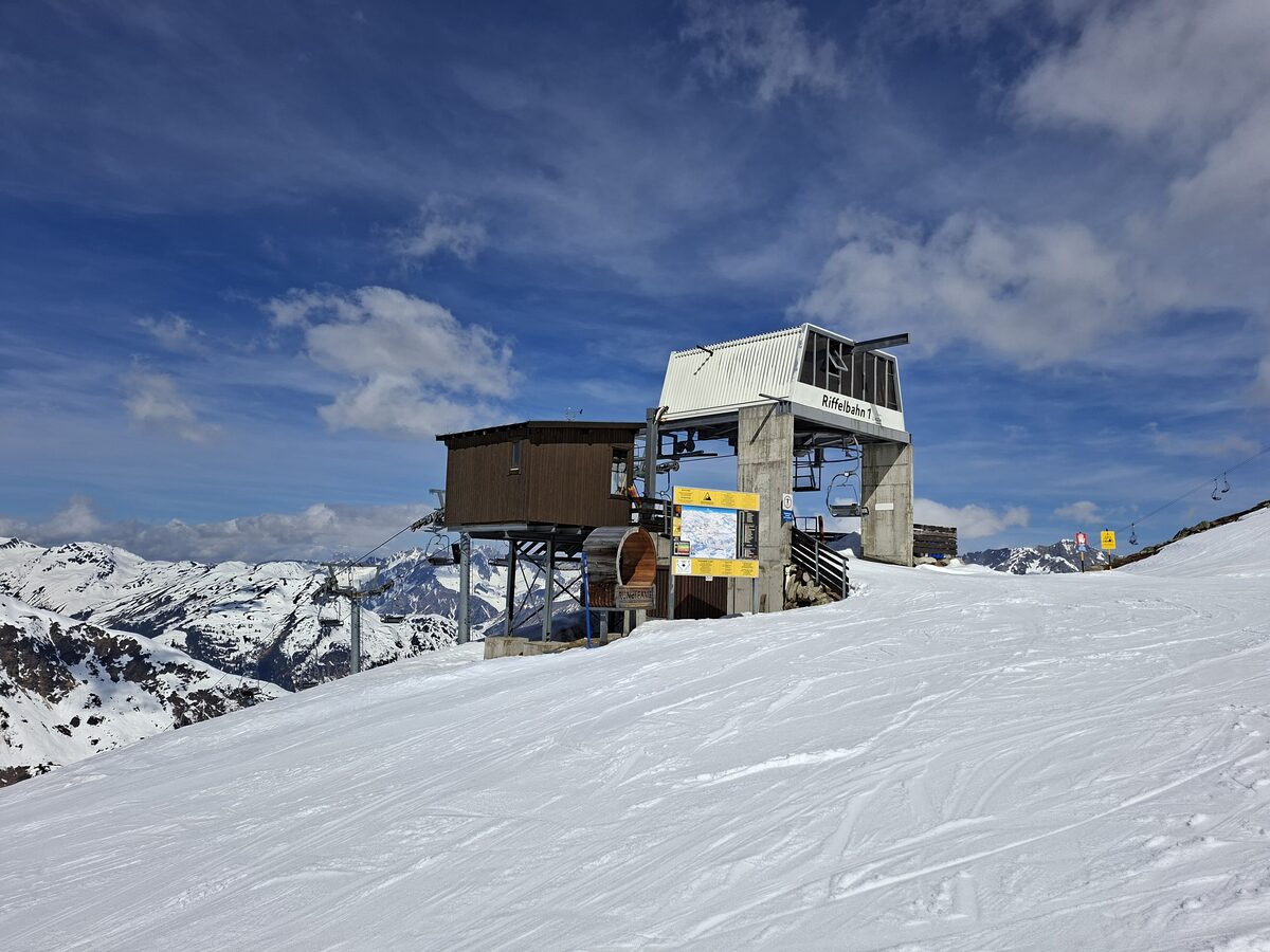The mountain station of the Riffelbahn 1 on the Rendl above St. Anton, with the piste in snow