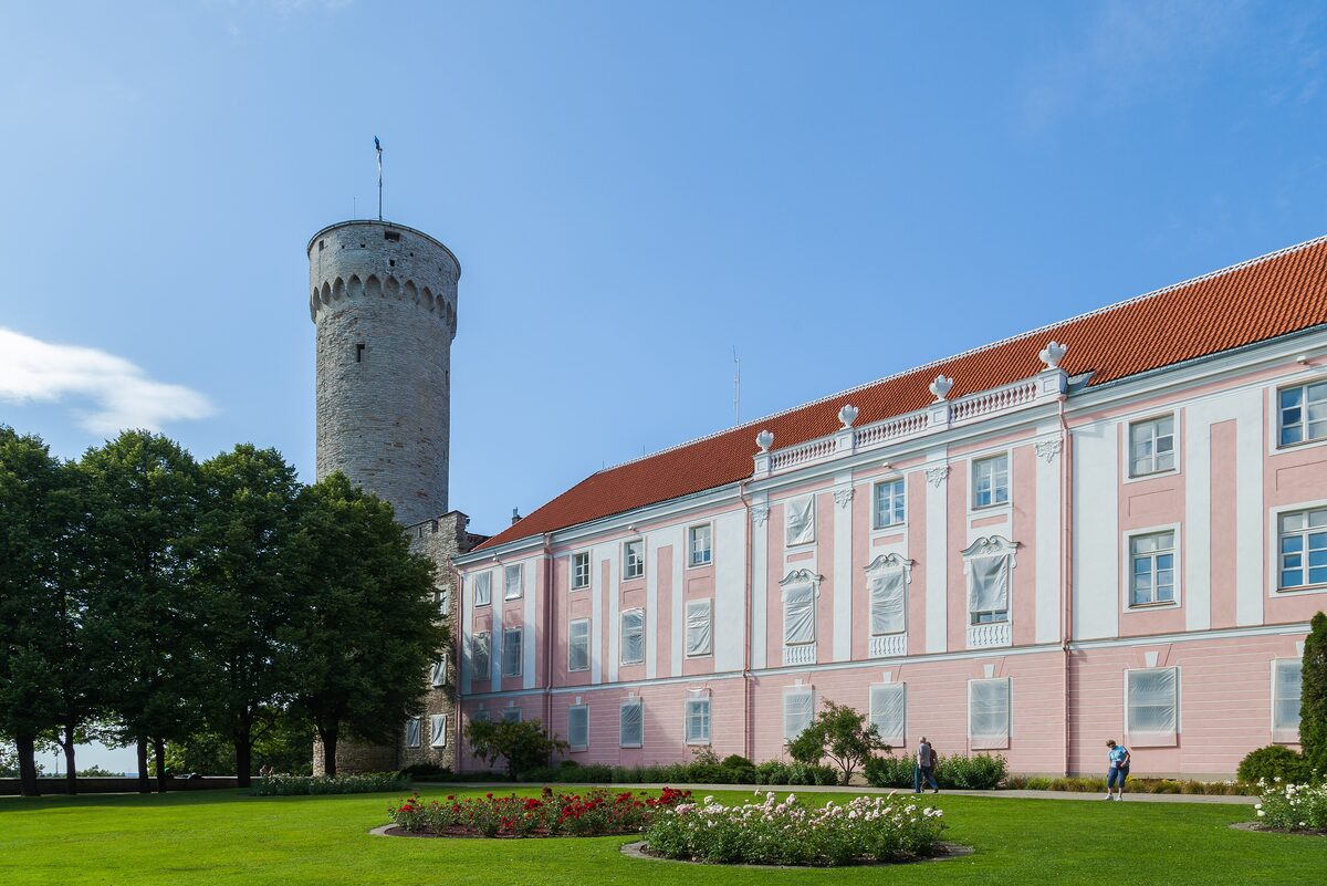 The pink baroque Toompea castle building beside the tall round Pikk Hermann tower