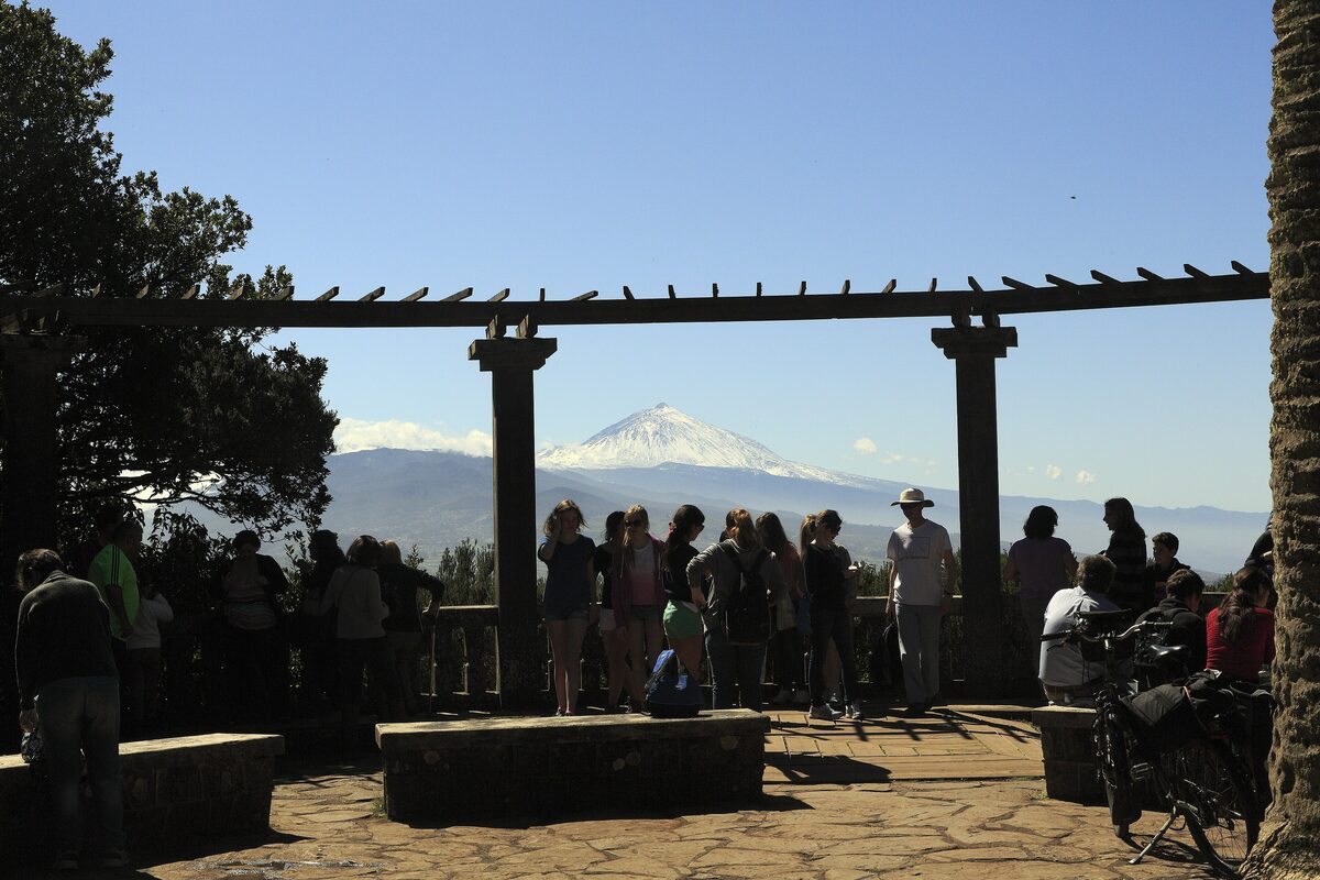 Visitors on the Cruz del Carmen viewpoint, with Teide in the distance