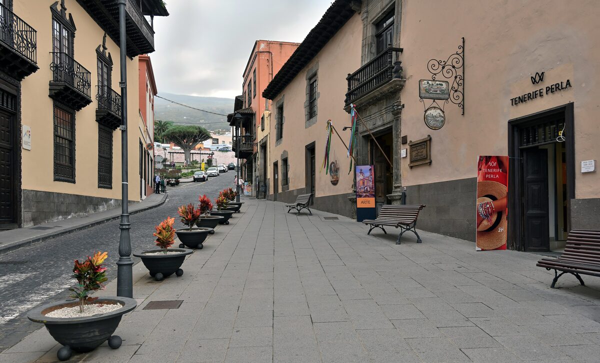 Calle San Francisco in La Orotava, lined with old townhouses and benches