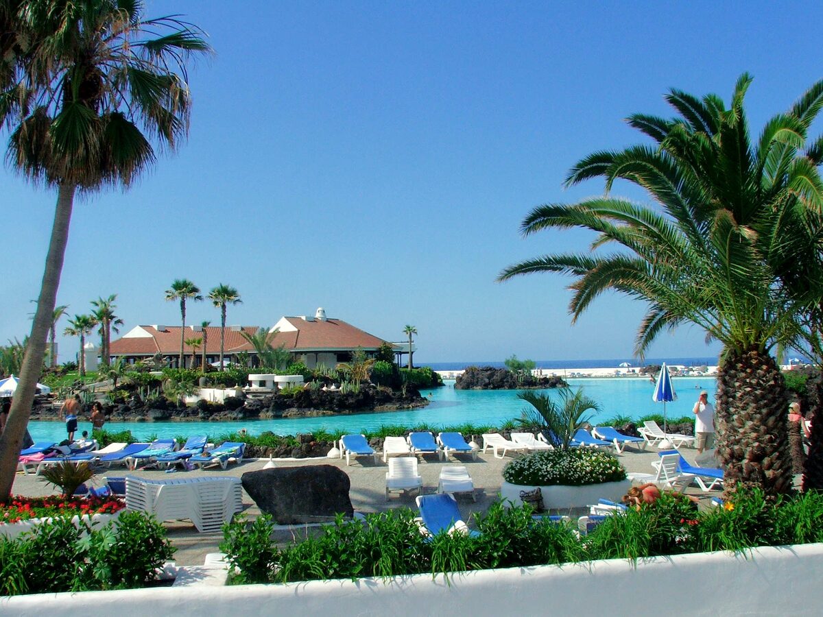Lago Martiánez seawater pools with palms and lounge chairs