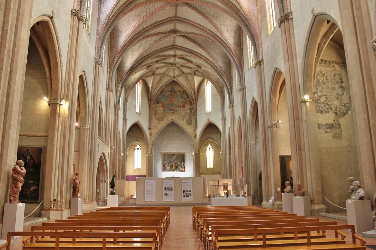 The nave of the former Augustinian church, now the Musée des Augustins, with a painted ribbed vault, sculptures along the walls and rows of wooden benches