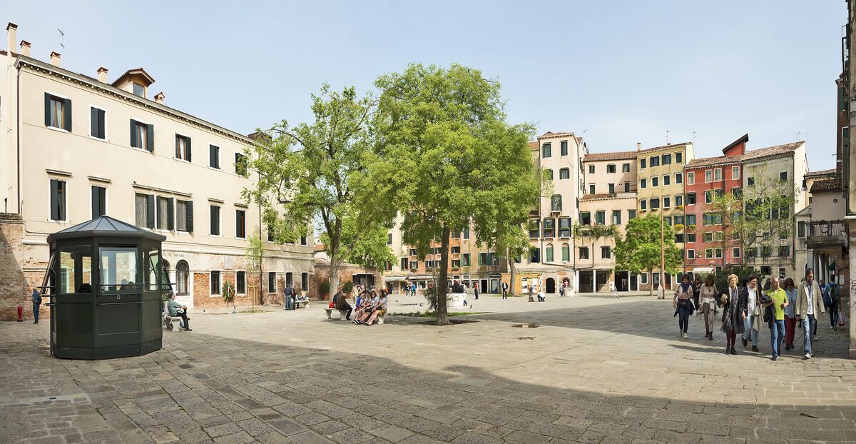 Campo del Ghetto Nuovo, a wide square with a tree, a well and tall plain houses with many small windows
