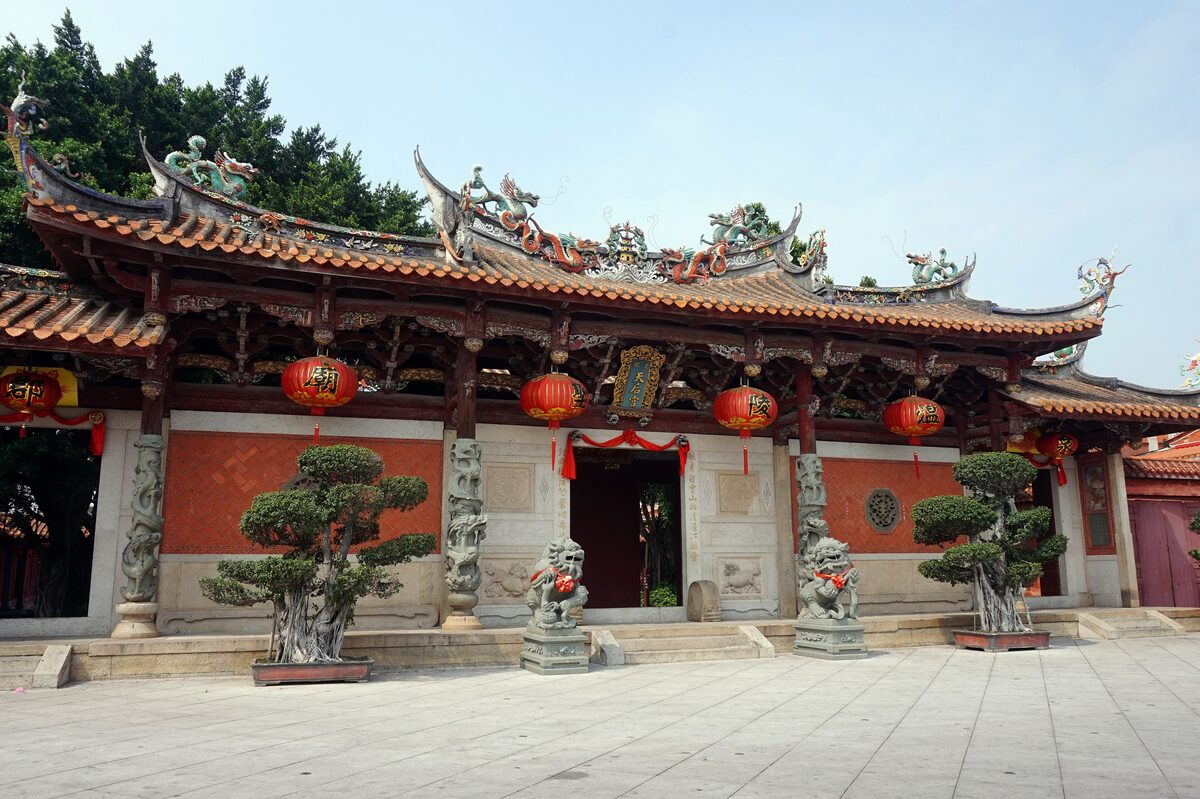 The gate hall of Tianhou Temple in Quanzhou, with red lanterns, upswept eaves and two stone lions