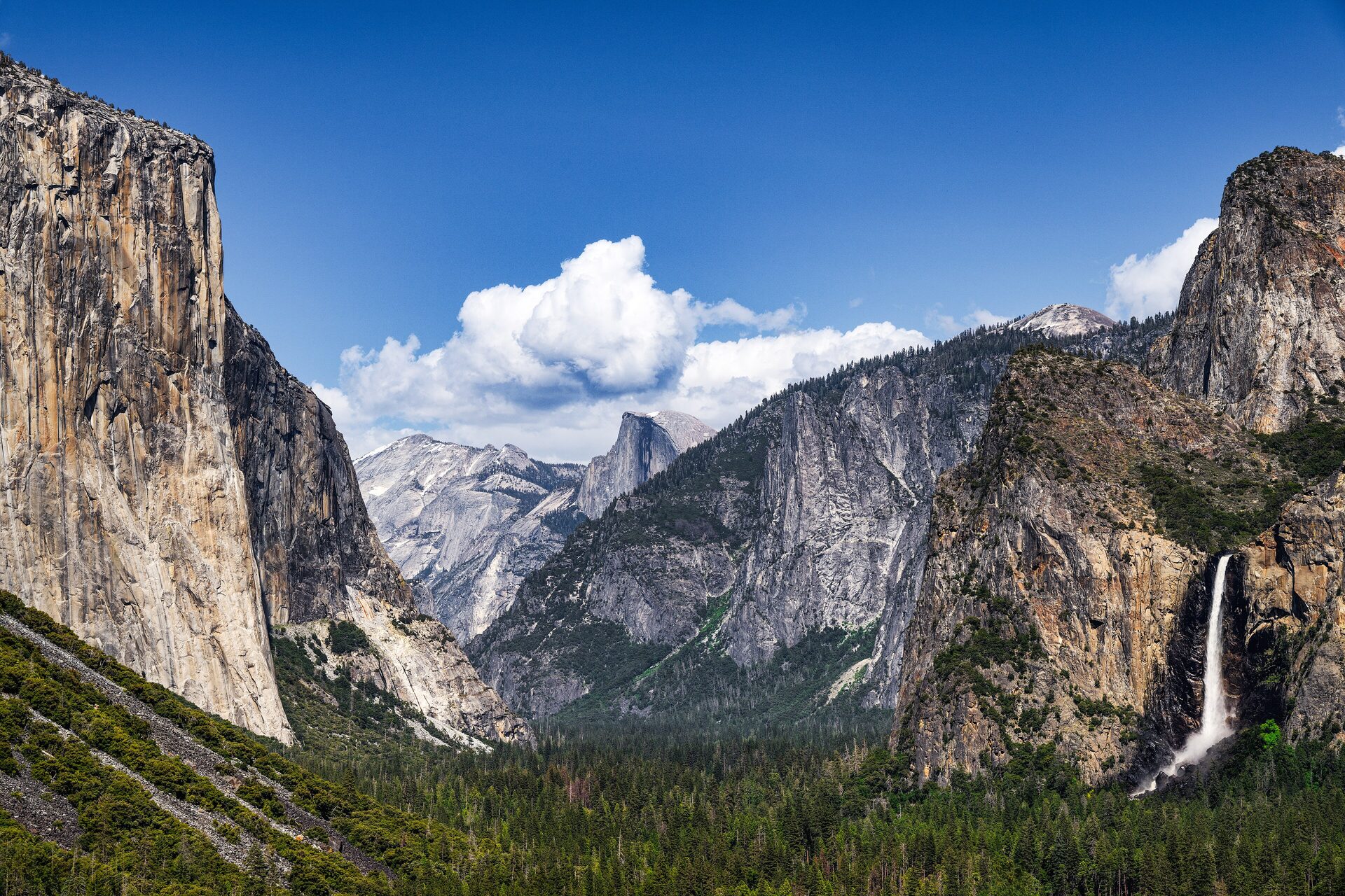 Tunnel View in the afternoon: El Capitan, Half Dome and Bridalveil Fall