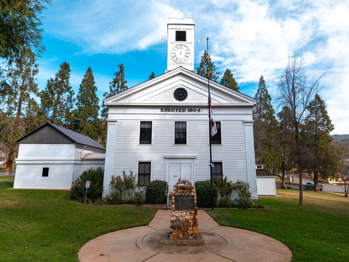 The white 1854 Mariposa County Courthouse with its clock tower