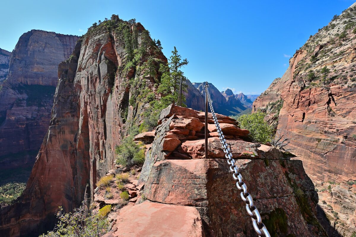 Chain handrail on the narrow ridge of the Angels Landing trail